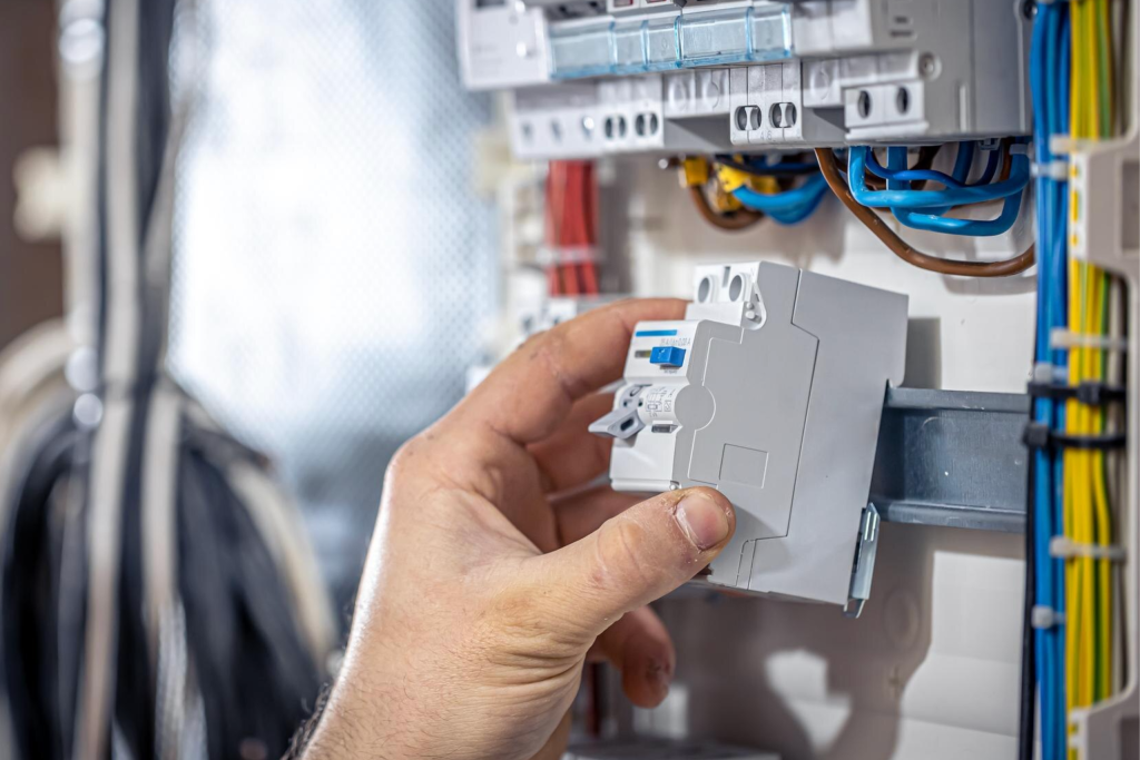 mano cogiendo un interruptor de electricidad