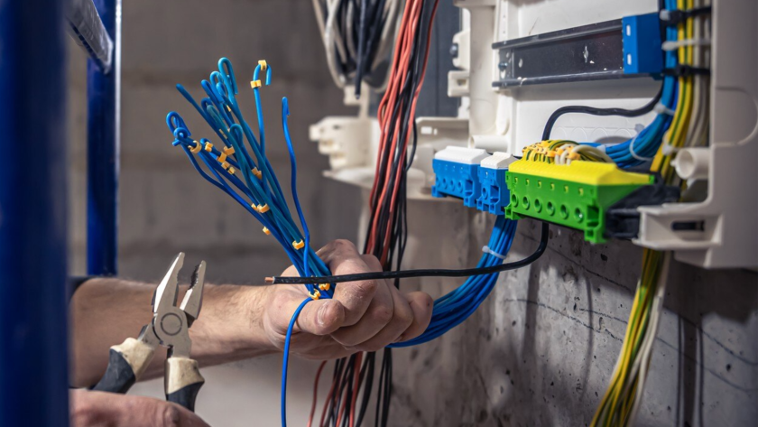 persona organizando cables para una instalación eléctrica