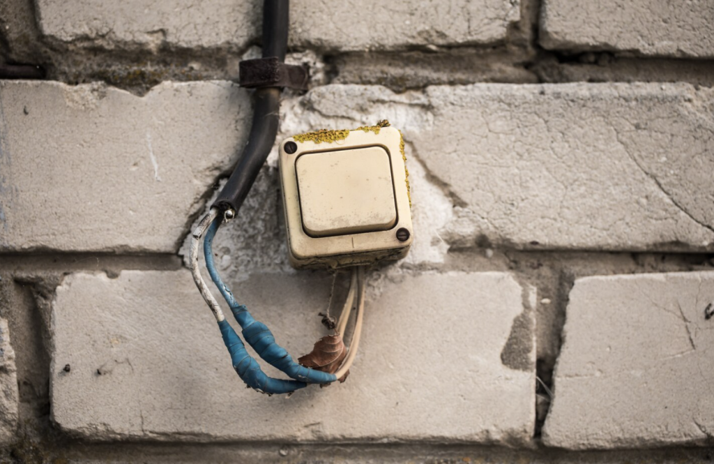 mala instalación eléctrica en una pared